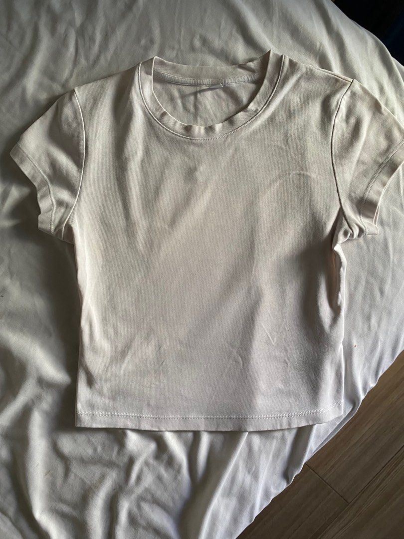 UNIQLO Short Sleeve Top (Category: Shirts) located in Davao. Submitted by deffonot_k (Listing ID 1437091159, Image 1). Description: Size S Fits XS-S RFS: I have two of this exact top Bought for 590.