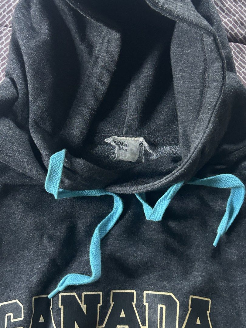 VINTAGE Canada Hoodie (Category: Hoodies) located in Pasig City. Submitted by bon.sells (Listing ID 1437120111, Image 3). Description: ✅ authentic 🩶🩵 gray and teal accents 🔥 good condition 📌 DETAILS: final price 400 lalamove delivery maya/gcash payment.