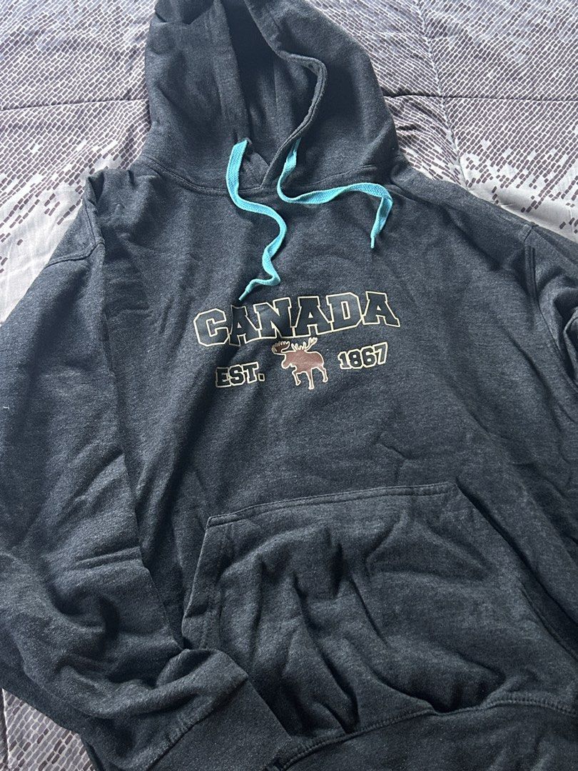VINTAGE Canada Hoodie (Category: Hoodies) located in Pasig City. Submitted by bon.sells (Listing ID 1437120111, Image 1). Description: ✅ authentic 🩶🩵 gray and teal accents 🔥 good condition 📌 DETAILS: final price 400 lalamove delivery maya/gcash payment.