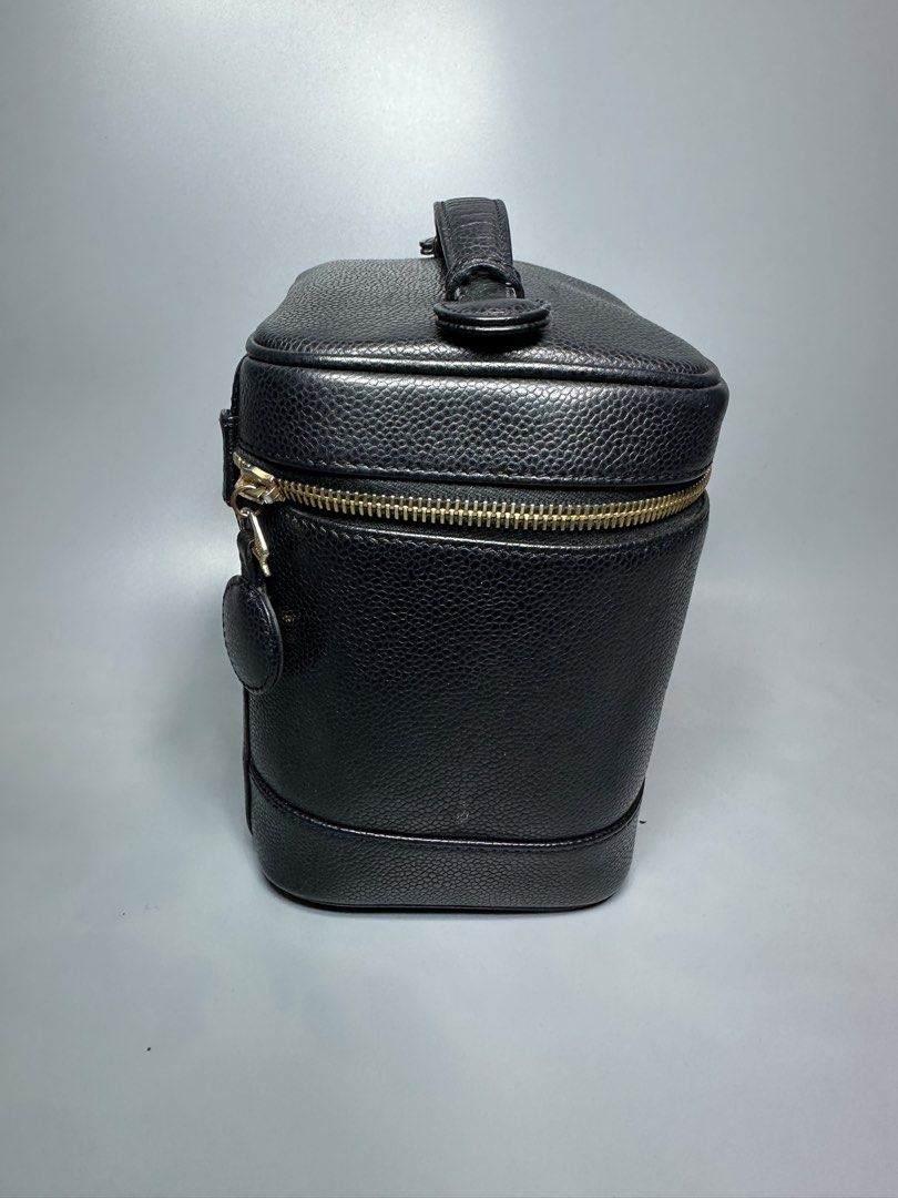 Vtg Chanel vanity bag (Category: Luxury Bags & Wallets) located in Atok. Submitted by fullroom.dgs (Listing ID 1437136238, Image 3). Description: Vtg Chanel vanity bag authentic rank ab issue zipper.