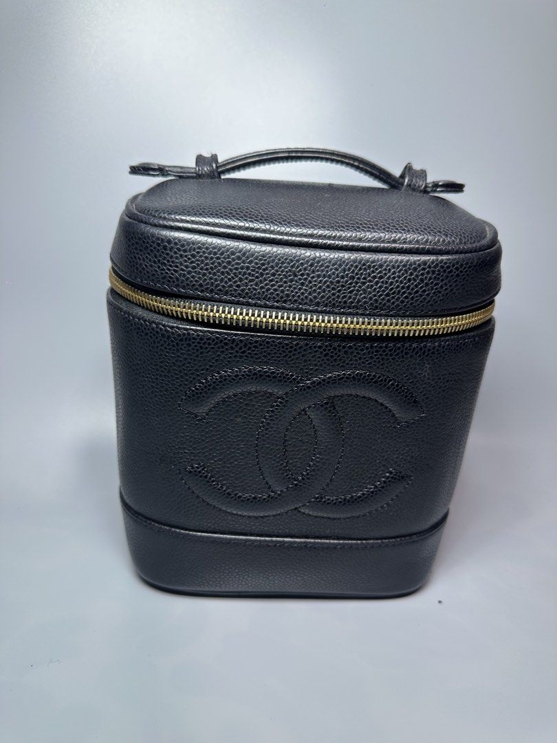 Vtg Chanel vanity bag (Category: Luxury Bags & Wallets) located in Atok. Submitted by fullroom.dgs (Listing ID 1437136238, Image 1). Description: Vtg Chanel vanity bag authentic rank ab issue zipper.
