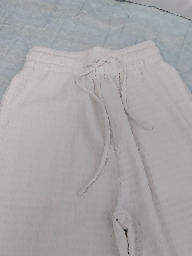 White Beach Pants (Category: Sets or Coordinates) located in Davao. Submitted by calaa.urs (Listing ID 1437113767, Image 2). Description: GTWUrban (SM Dept. Store) White Beach Pants 📏 Size: Medium Selling for PHP 450. NO RETURNS. - Thick Fabric - White Loose pants - Relaxed fit - Drawstring waist - Pockets - Perfect for this Summer Height in When Worn: 5'6 and pants were still long ----------------------------------------- 📍 Location is Davao C