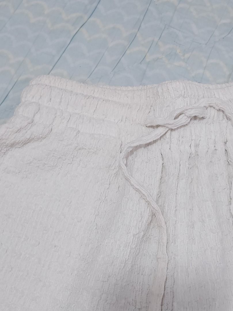 White Beach Pants (Category: Sets or Coordinates) located in Davao. Submitted by calaa.urs (Listing ID 1437113767, Image 3). Description: GTWUrban (SM Dept. Store) White Beach Pants 📏 Size: Medium Selling for PHP 450. NO RETURNS. - Thick Fabric - White Loose pants - Relaxed fit - Drawstring waist - Pockets - Perfect for this Summer Height in When Worn: 5'6 and pants were still long ----------------------------------------- 📍 Location is Davao C