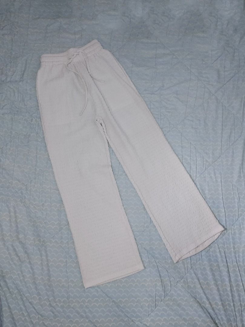 White Beach Pants (Category: Sets or Coordinates) located in Davao. Submitted by calaa.urs (Listing ID 1437113767, Image 1). Description: GTWUrban (SM Dept. Store) White Beach Pants 📏 Size: Medium Selling for PHP 450. NO RETURNS. - Thick Fabric - White Loose pants - Relaxed fit - Drawstring waist - Pockets - Perfect for this Summer Height in When Worn: 5'6 and pants were still long ----------------------------------------- 📍 Location is Davao C