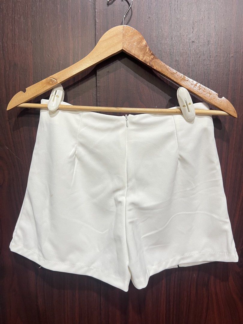 White Casual Skirt (Category: Skirts) located in Manila. Submitted by howiko12 (Listing ID 1437078054, Image 2). Description: .