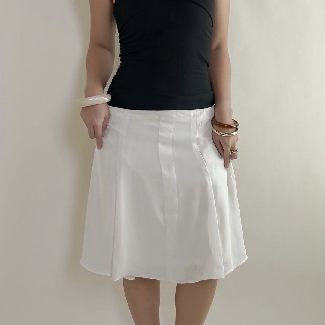 White Chiffon Knee Length Flowy Midi Skirt (Category: Skirts) located in Quezon City. Submitted by danalou (Listing ID 1437130608, Image 1). Description: - no flaws, never used - size small-medium - L 19" - W 27" .