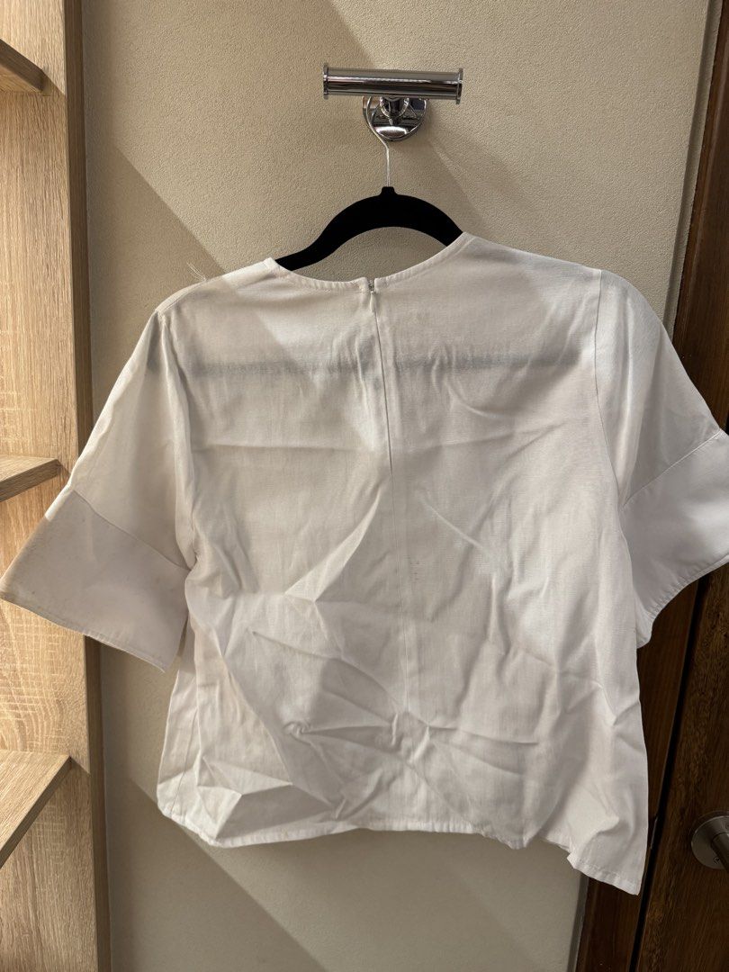 White Short Sleeve Top (Category: Blouses) located in San Juan City. Submitted by outwithit (Listing ID 1437050339, Image 2). Description: Dm for more information -More pictures about the product -Close up pictures -Type of material RFS: Decluttering Can negotiate if buying 2 or more items Delivery fee will be shouldered by buyer .
