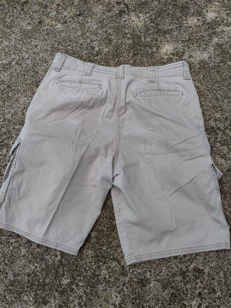 Wrangler Cargo Shorts (Category: Shorts) located in Butuan. Submitted by dotesat (Listing ID 1437028347, Image 3). Description: - Wrangler cargo shorts - Multiple pockets for storage - Button and zipper closure - Neutral color - Classic design - Wrangler logo visible - Ideal for casual outfits.