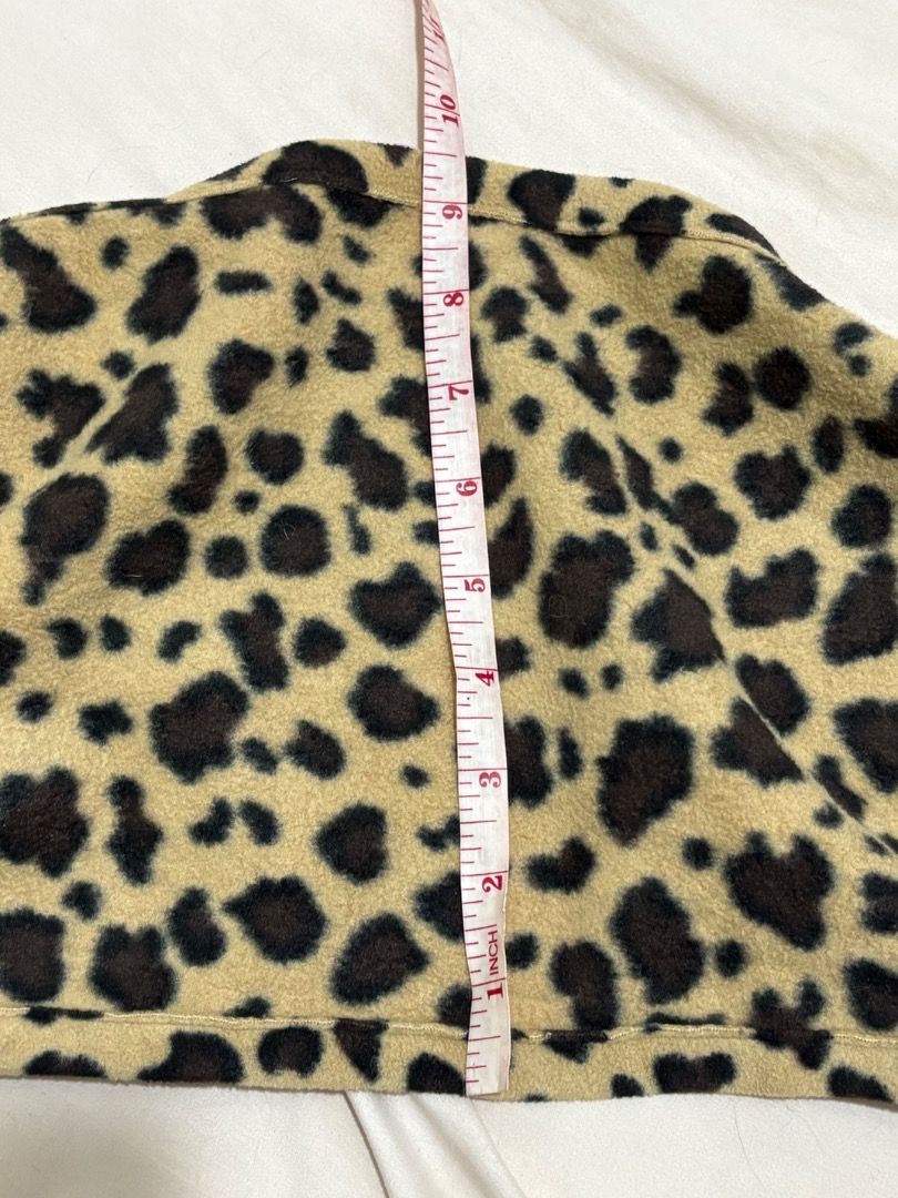 y2k Leopard Print Fleece Scarf (Category: Scarves) located in Quezon City. Submitted by shylemimi (Listing ID 1437127164, Image 3). Description: -leopard print -1yard length -9 1/2 width -100% polyester check photos for flaw (not noticeable).