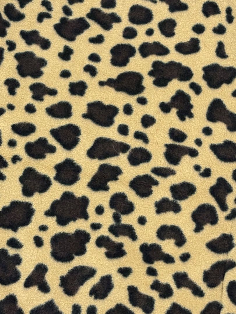 y2k Leopard Print Fleece Scarf (Category: Scarves) located in Quezon City. Submitted by shylemimi (Listing ID 1437127164, Image 2). Description: -leopard print -1yard length -9 1/2 width -100% polyester check photos for flaw (not noticeable).