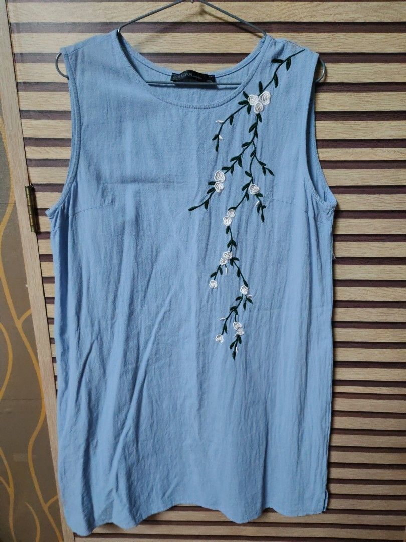 Zanzea Embroidered Sleeveless Top (Category: Sleeveless) located in Makati City. Submitted by mybentables (Listing ID 1437160040, Image 1). Description: - Zanzea light blue sleeveless top - Embroidered floral design - Round neckline - Size: XXL.