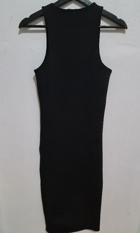 Zara Black Bodycon Midi Dress(Size S) (Category: Women's Clothes) located in Sydney. Submitted by desirably (Listing ID 1437169502, Image 3). Description: Zara Black Bodycon Midi Dress for $25. Size S but would fit more like a Size XS. Worn once&in excellent condition. Versatile and classy. Tight-fitting and stretchy. Pick up from Marrickville. Pls feel free to check out my other listings..
