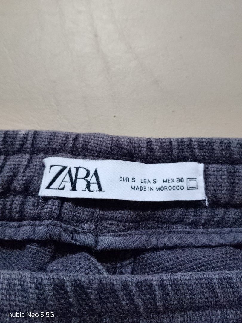 ZARA denim easy pants Dark Grey (almost black) (Category: Jeans) located in Cavite. Submitted by martimepieces (Listing ID 1437104953, Image 2). Description: Waist - 30,31 Length - 38 Straight cut Very good condition.