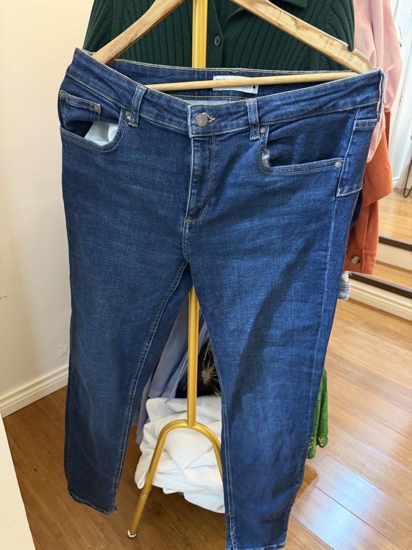 Zara Denim Jeans - EUR 44 (Category: Jeans) located in Tarlac. Submitted by emoy3 (Listing ID 1437055298, Image 1). Description: - Zara dark wash denim jeans - Classic five-pocket design - Button and zipper closure - Straight leg cut - Made in Pakistan - Size: EUR 44, USA 12, MEX 34.