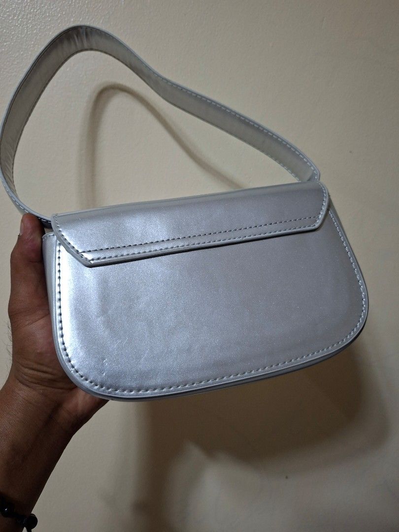1DR Deisel Shoulder bag (Category: Luxury Bags & Wallets) located in Santiago. Submitted by dc_daily_thrift (Listing ID 1437376174, Image 2). Description: - 1DR Deisel Shoulder bag - Shoulder strap included - Magnetic closure - Shiny, possibly patent, material - Rectangular shape with rounded edges - Silver interior .