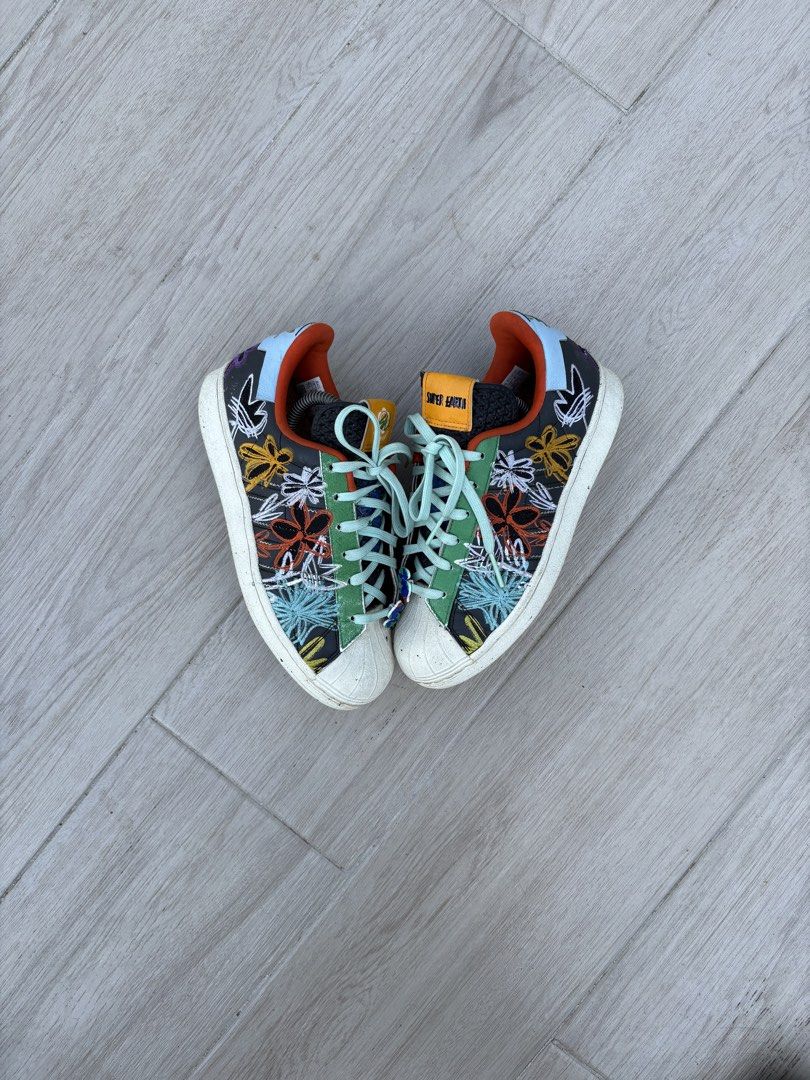 Adidas Superstar x Sean Wotherspoon (Category: Sneakers) located in Andop. Submitted by wr.ensole (Listing ID 1437377077, Image 1). Description: Size 6.5us Excellent condition.