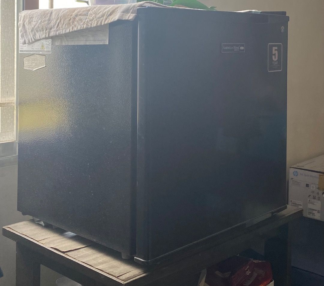 American Home ABR50 Mini Bar Refrigerator (Category: Refrigerators and Freezers) located in Quezon City. Submitted by jmgordona (Listing ID 1437263130, Image 3). Description: Originally bought at Anson's Philippines Color: Black Condition: Functions properly. Great working condition Perfect for solo living/apartment/condo/dorm Note: no cover for freezer component, but it can still freeze your items well. .