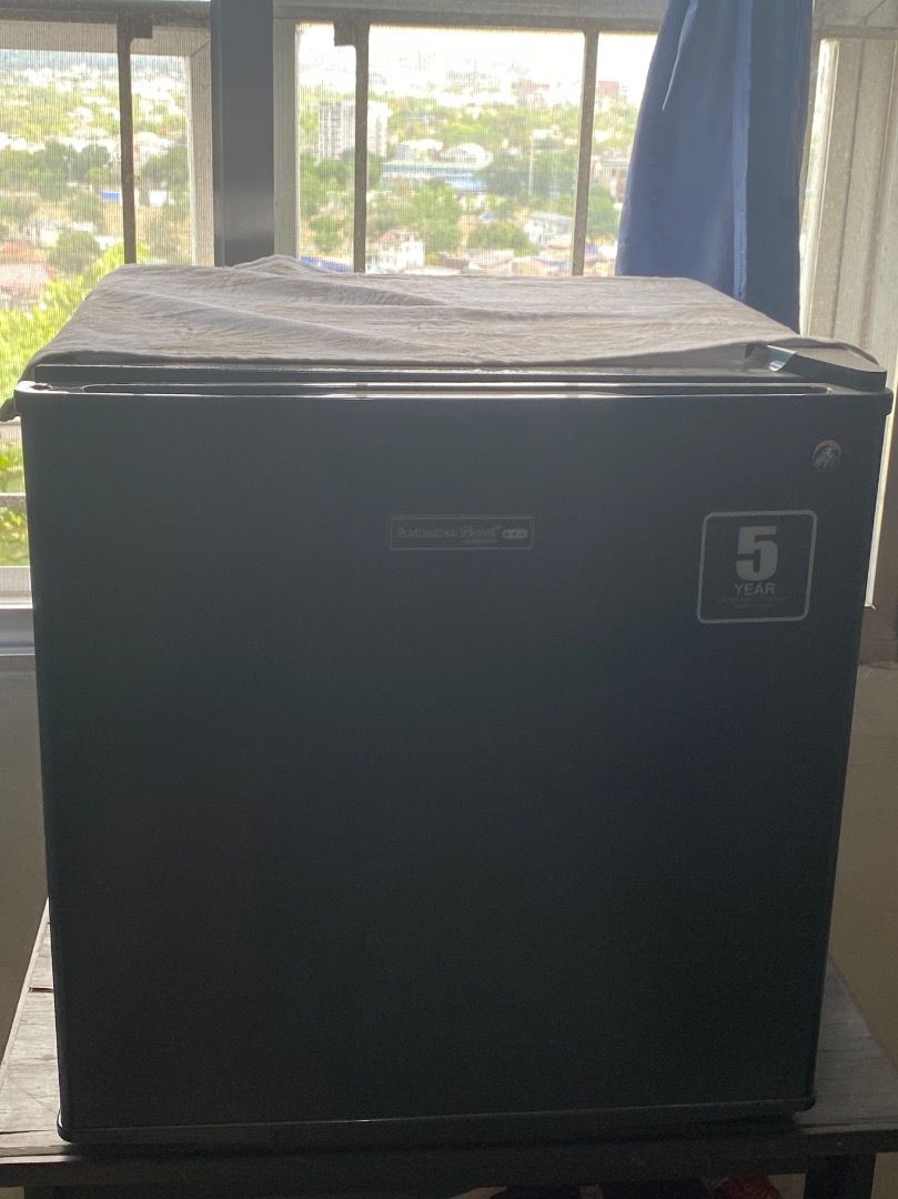 American Home ABR50 Mini Bar Refrigerator (Category: Refrigerators and Freezers) located in Quezon City. Submitted by jmgordona (Listing ID 1437263130, Image 1). Description: Originally bought at Anson's Philippines Color: Black Condition: Functions properly. Great working condition Perfect for solo living/apartment/condo/dorm Note: no cover for freezer component, but it can still freeze your items well. .
