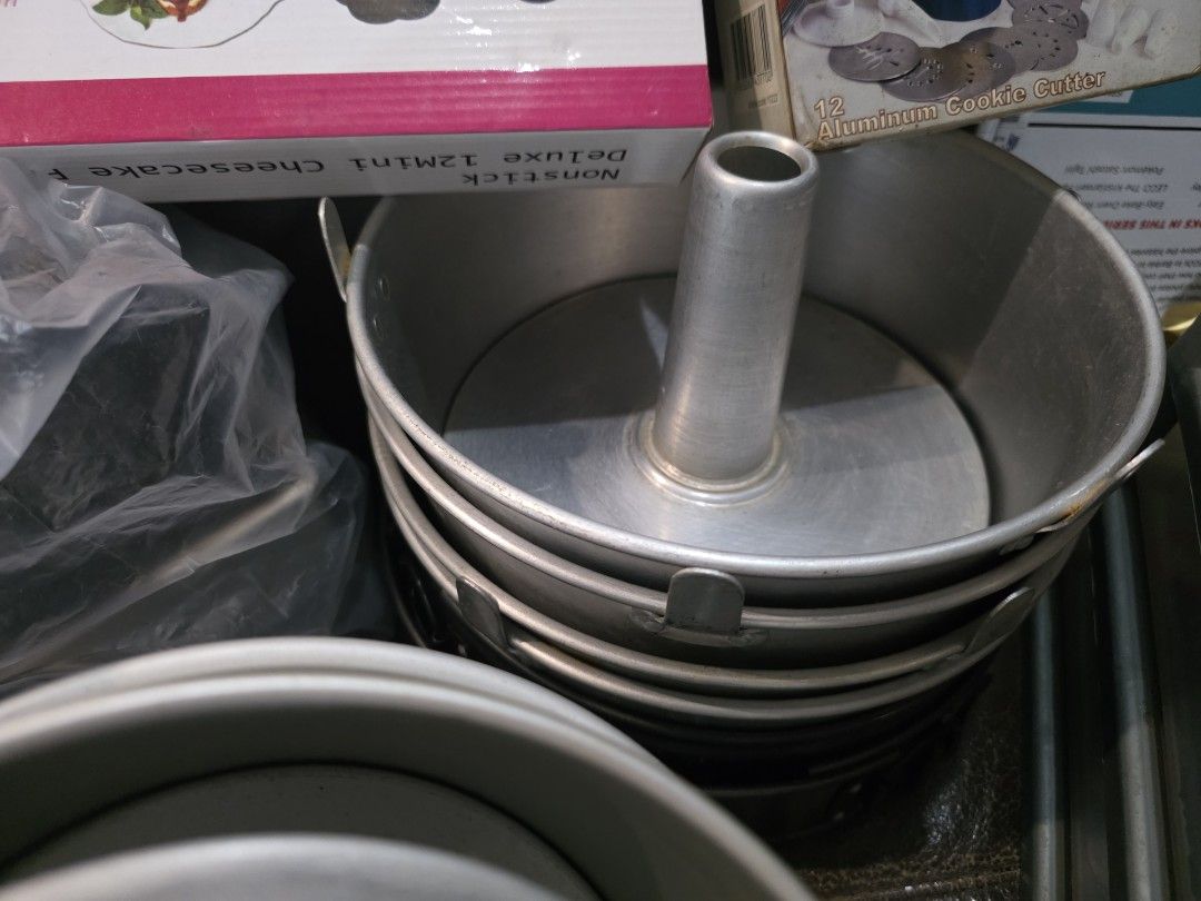 Assorted Baking Pans and Accessories450892099318589441