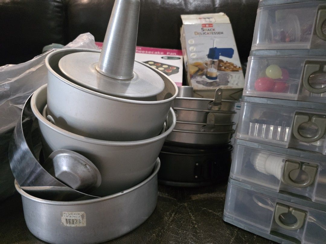 Assorted Baking Pans and Accessories450892099318589440