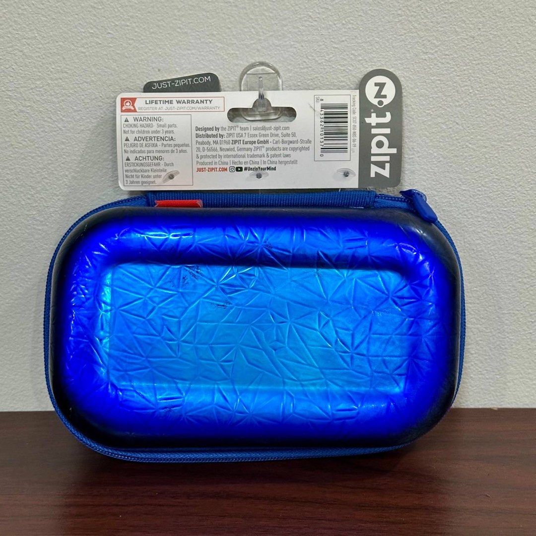 [Authentic] Zipit Metallic Blue Pencil / Storage Box Case (Category: Stationery & School Supplies) located in Quezon City. Submitted by brandedusagoodies (Listing ID 1437380826, Image 2). Description: Stylish Zipit metallic storage box case in an eye-catching electric blue finish with geometric textured detailing. Compact yet spacious, perfect for organizing pencils, stationery, gadgets, cosmetics, or small daily essentials. Material – Hard Shell