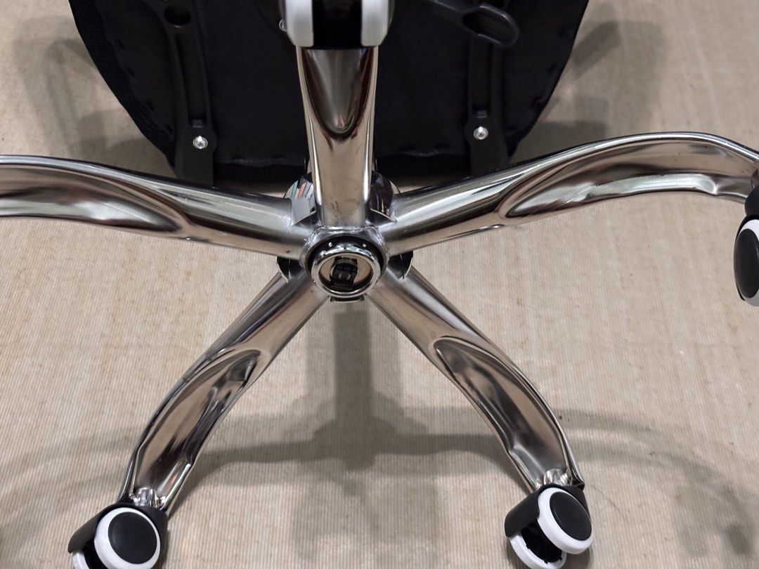 Black Mesh Office Chair (Category: Office Furniture & Fixtures) located in Victoria. Submitted by eliphalez (Listing ID 1437232053, Image 3). Description: Office chair features a breathable mesh back and a padded seat for comfort. It has a chrome base with wheels for easy movement. The armrests are curved and provide support. The chair has a height adjustment lever. It's a practical and functional addition to any workspace. Rfs: Maliit sakin,inas