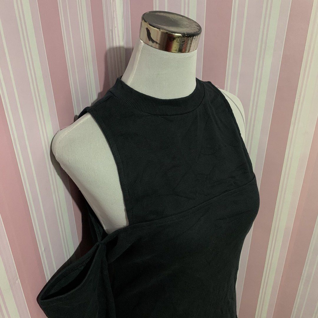 Bongga and Stretchy Black Maxi Dress (Category: Dresses) located in Pasig City. Submitted by closetnigastadora (Listing ID 1437335621, Image 3). Description: ❌BAWAL SA MABAGAL MAGREPLY. FIRST TO PAY BASIS PO TAYO. ❌ NO VIDEO PROOF WHILE OPENING THE PARCEL AND CHECKING THE ITEMS, NO REFUND/RETURN. ❌PAG MAY FLAW, WILL DEFINITELY DISCLOSE PERO SINCE UKAY ITO, KAHIT PA SABIHIN NA WALANG FLAWS, HINDI PARIN ITO BRAND NEW, SO MAAARING MAY SIGNS OF USAGE