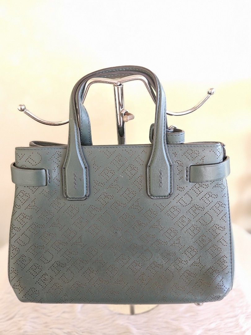 Burberry handbag (Category: Luxury Bags & Wallets) located in Batangas. Submitted by iris_26 (Listing ID 1437340969, Image 2). Description: .