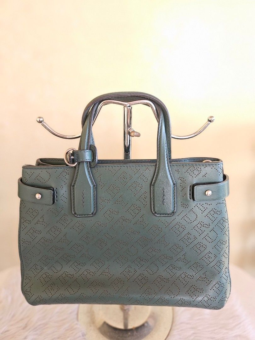 Burberry handbag (Category: Luxury Bags & Wallets) located in Batangas. Submitted by iris_26 (Listing ID 1437340969, Image 1). Description: .