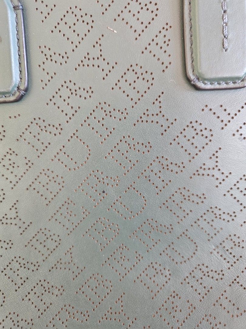 Burberry handbag (Category: Luxury Bags & Wallets) located in Batangas. Submitted by iris_26 (Listing ID 1437340969, Image 3). Description: .