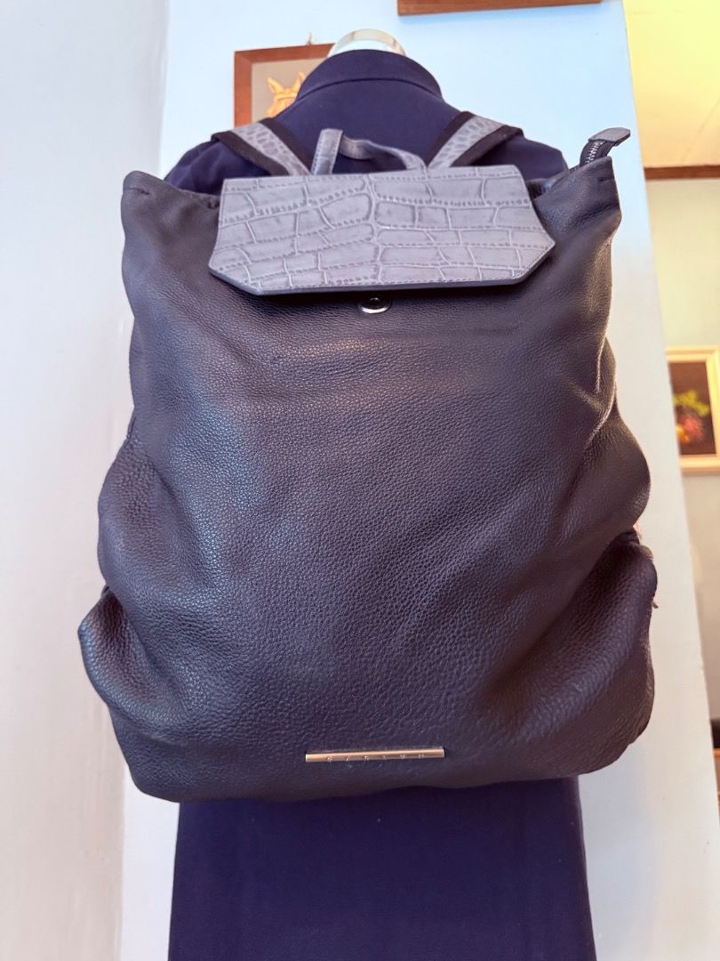 ❤️CARLYN BACKPACK 🎒 (Category: Luxury Bags & Wallets) located in Cotabato. Submitted by goldenhiveph0826 (Listing ID 1437251285, Image 1). Description: ✅👉Para sa mga college students ✅👉 nag ooffice. ✅Large Size ✅Foamy sa likod kasya Laptop ✅Ganda ng Quality ✅Matibay ❌‼️PAALALA‼️❌ ‼️NO RETURN NO EXCHANGE ‼️ .