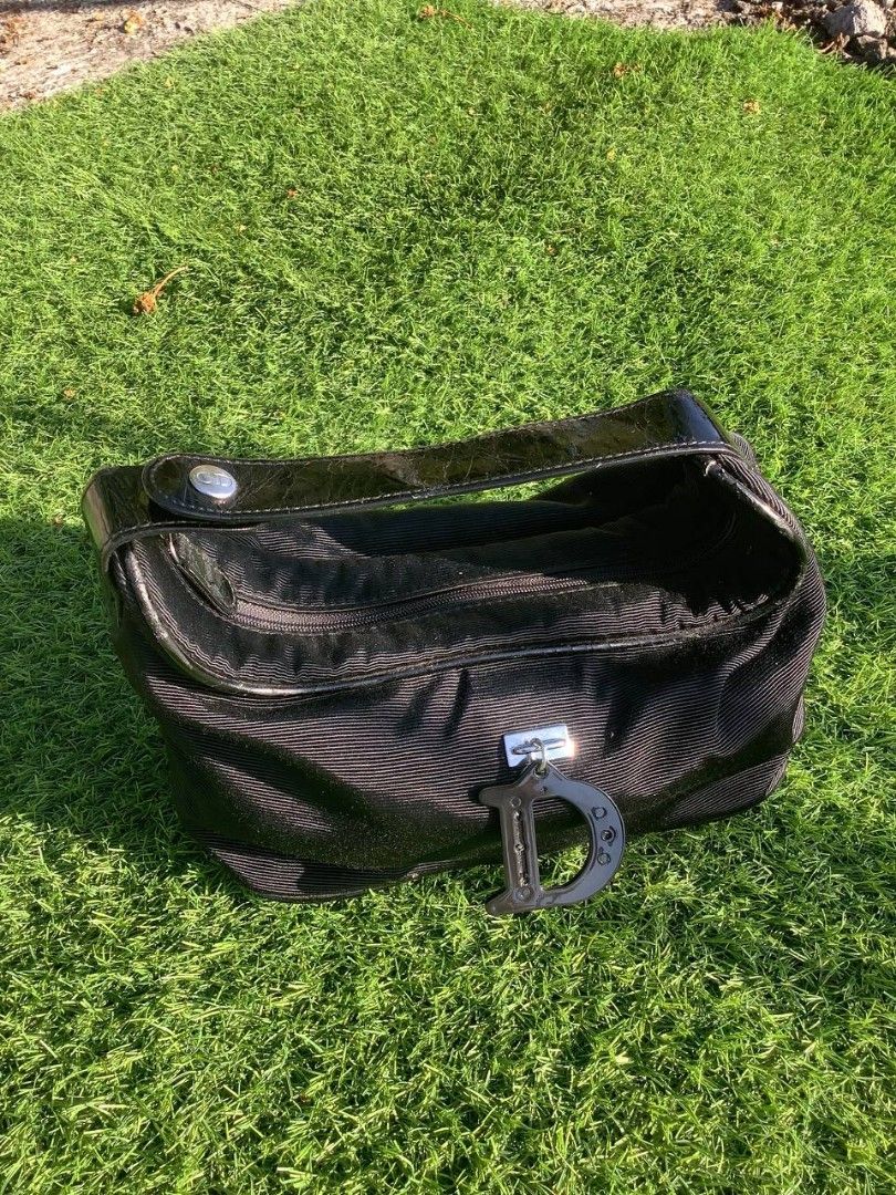 Christian Dior Small Handbag (Category: Luxury Bags & Wallets) located in Nabua. Submitted by stayhypethrifted (Listing ID 1437369021, Image 1). Description: .