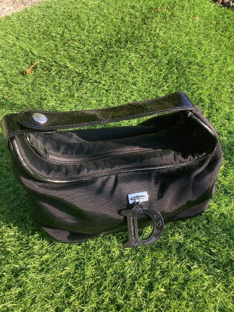 Christian Dior Small Handbag (Category: Luxury Bags & Wallets) located in Nabua. Submitted by stayhypethrifted (Listing ID 1437369021, Image 2). Description: .
