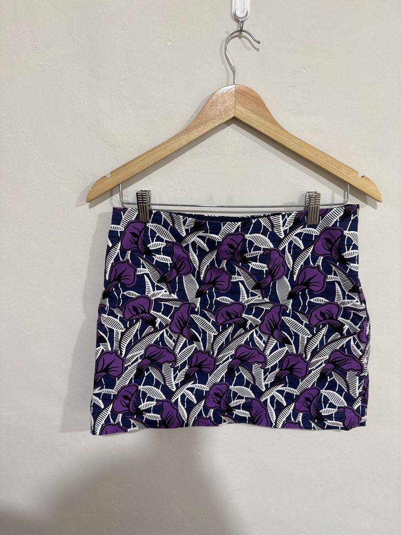 Club Monaco Miniskirt (Category: Skirts) located in Manila. Submitted by morningthrifters (Listing ID 1437313558, Image 2). Description: Club Monaco MiniSkirt Lily flowers design Size 32 Good as new.