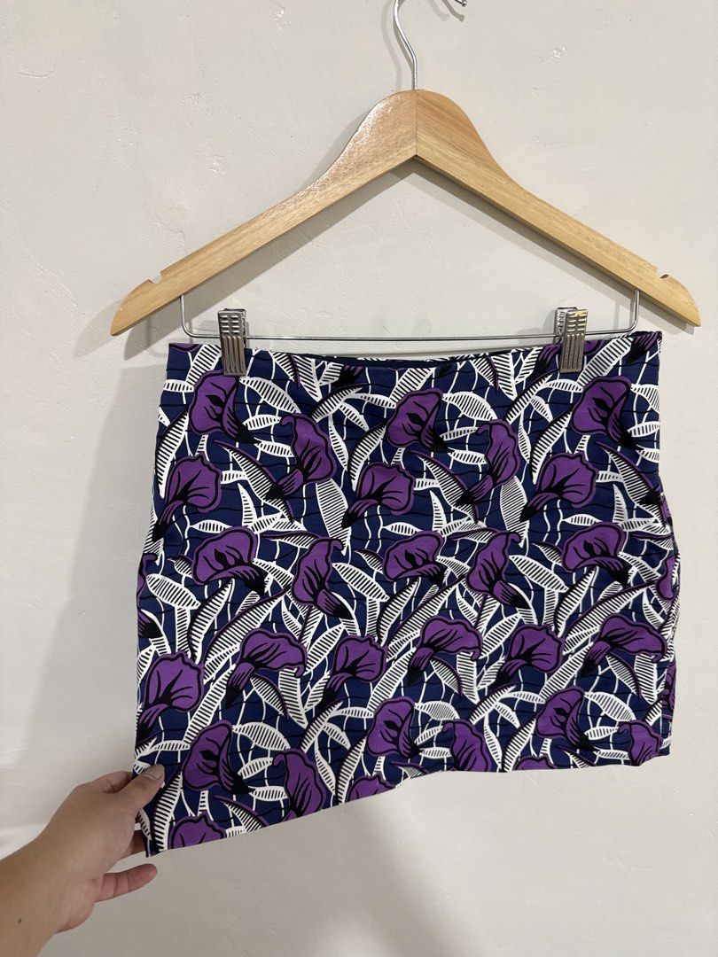 Club Monaco Miniskirt (Category: Skirts) located in Manila. Submitted by morningthrifters (Listing ID 1437313558, Image 1). Description: Club Monaco MiniSkirt Lily flowers design Size 32 Good as new.