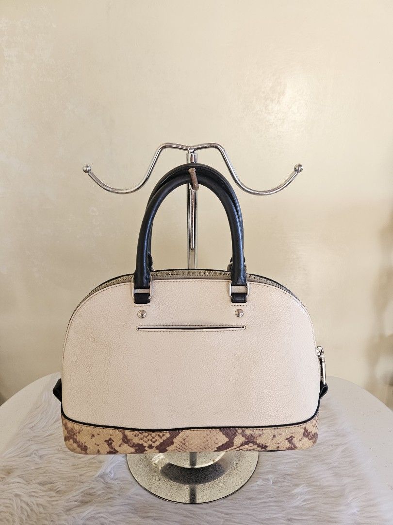 Coach handbag (Category: Luxury Bags & Wallets) located in Batangas. Submitted by iris_26 (Listing ID 1437337641, Image 2). Description: .