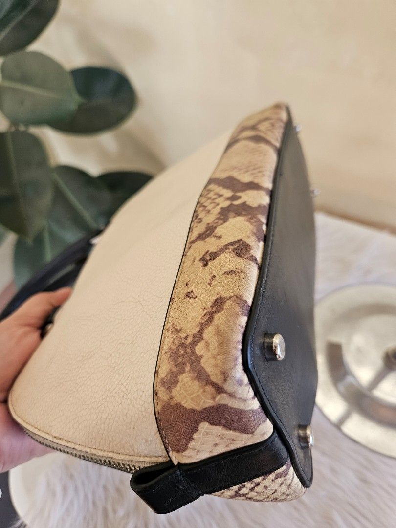 Coach handbag (Category: Luxury Bags & Wallets) located in Batangas. Submitted by iris_26 (Listing ID 1437337641, Image 3). Description: .