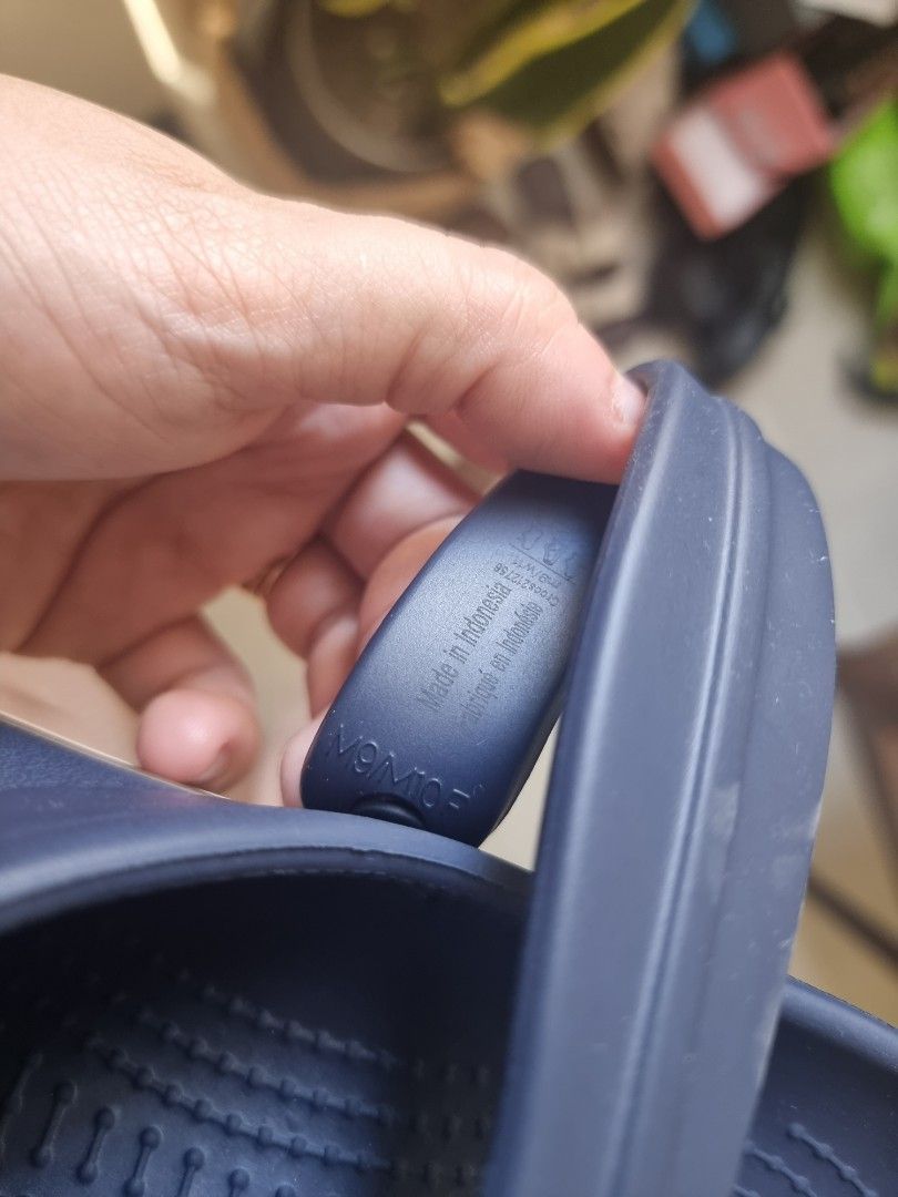 Crocs Crocband Gum Clog in Aqua (Category: Slippers & Slides) located in Bacoor. Submitted by ctrl_thrift_ (Listing ID 1437292791, Image 2). Description: - Navy blue Crocs Classic Clogs - Brown and white sole trim - Unworn condition - Original brought thru Crocs Sho pee Official Store Hi for sale Original Crocs Crocband Gum Clog in Aqua size M9 W11. Selling for ₱2,600 nalang brand new, not used, delivered Apr 7. Bought sa official store ng Crocs 