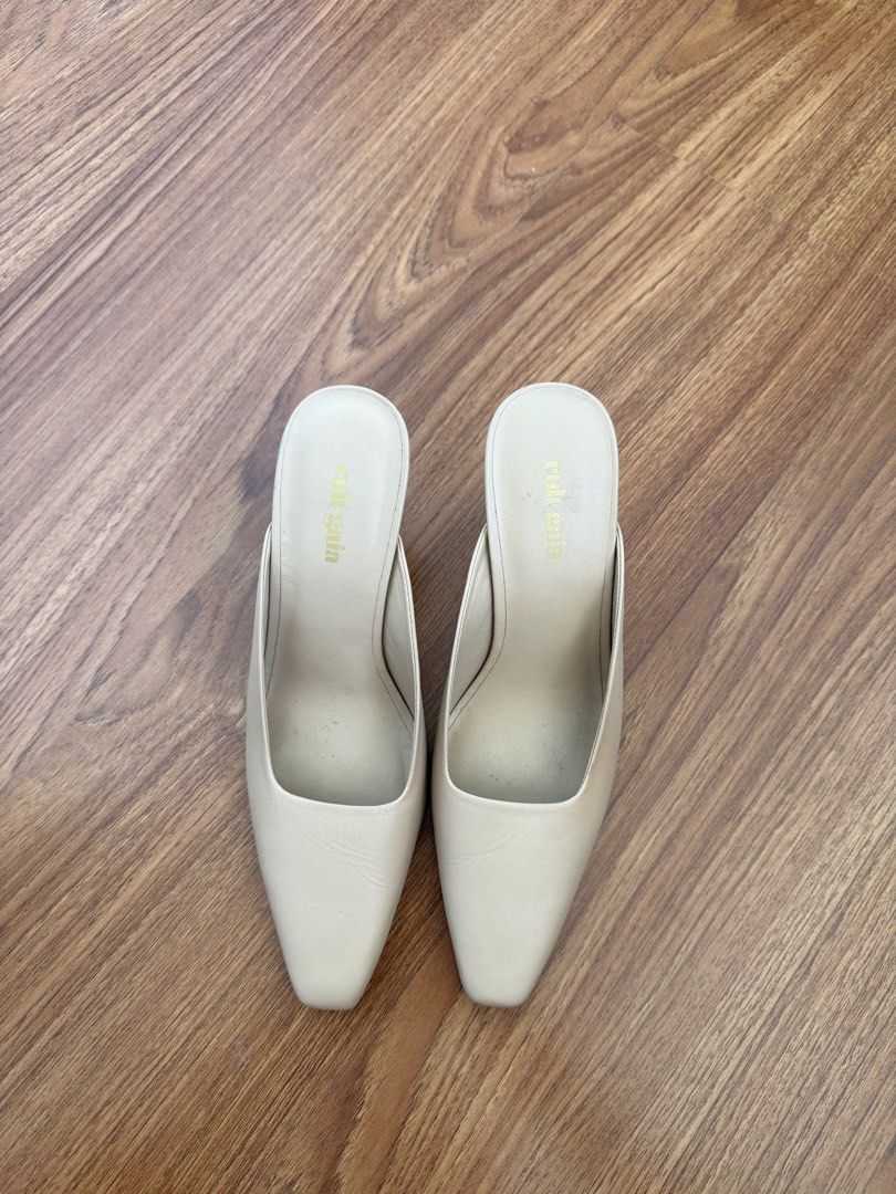 Cult Gaia Chain Heel Mules (Category: Sneakers & Footwear) located in Mandaue City. Submitted by melbafelis47966 (Listing ID 1437273738, Image 2). Description: - Stylish mules in a versatile neutral color. - Unique chain heel design for a sophisticated look. - Pointed toe and easy slip-on style. - Features 'cult gaia' branding on the insole. - Perfect for adding a touch of elegance to any outfit. -free shipment.