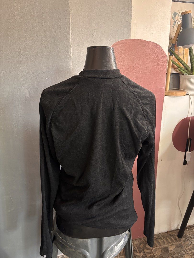 Decathlon Long Sleeve Shirt (Category: Longsleeves) located in Quezon City. Submitted by closettreasure123 (Listing ID 1437255082, Image 2). Description: - Decathlon black long sleeve shirt - Size: L - Features: Mock neck, raglan sleeves - Material: 100% polyester - Made in Bangladesh.