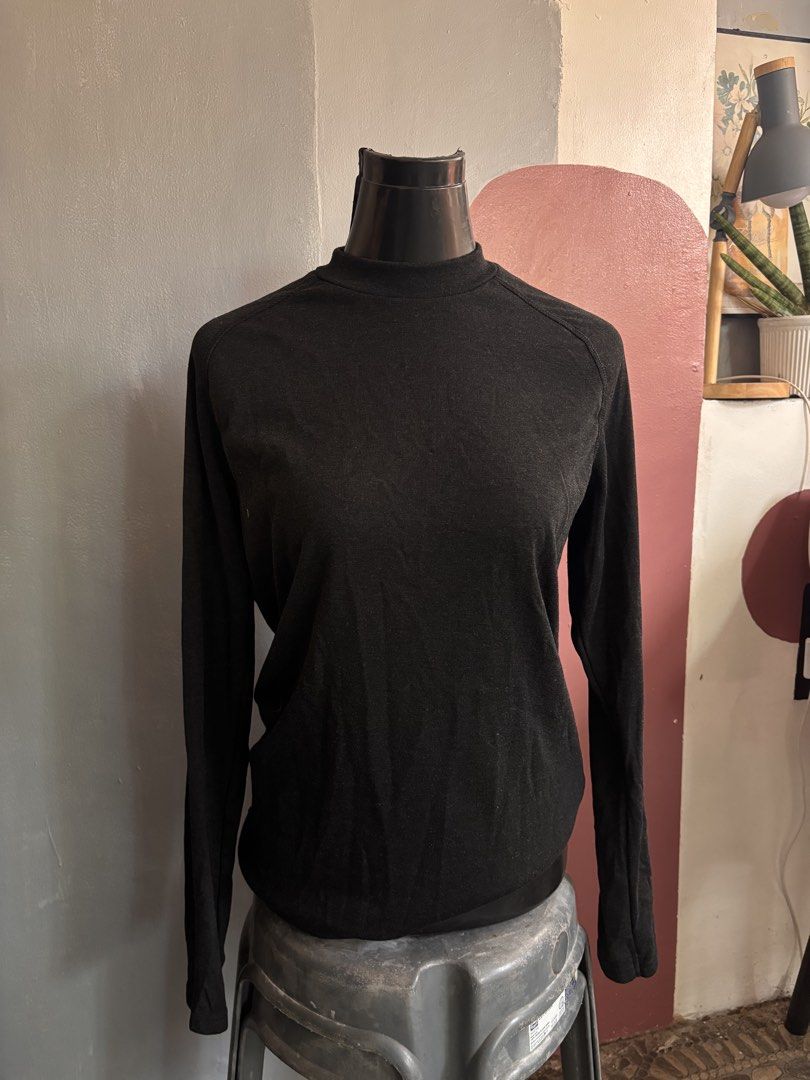 Decathlon Long Sleeve Shirt (Category: Longsleeves) located in Quezon City. Submitted by closettreasure123 (Listing ID 1437255082, Image 1). Description: - Decathlon black long sleeve shirt - Size: L - Features: Mock neck, raglan sleeves - Material: 100% polyester - Made in Bangladesh.