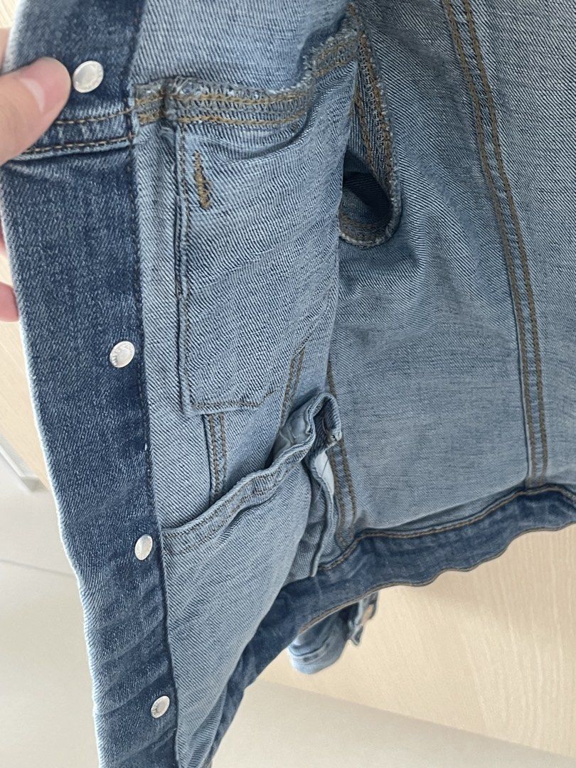 Denim Jacket XS-S (Category: Coats, Jackets and Outerwear) located in Manila. Submitted by hellonuggy (Listing ID 1437333605, Image 3). Description: - Blue denim jacket - Size: XS-S - Classic design - Button closures - Inside pockets - Lightly used - Like New.