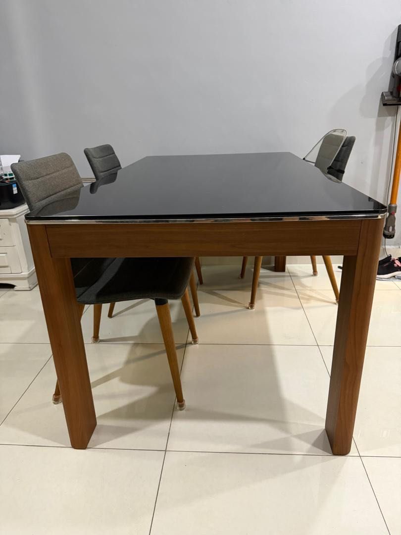 Dining table (Category: Tables & Sets) located in Tanjung Bungah. Submitted by trynomon (Listing ID 1437337573, Image 2). Description: Dining table for sell, self pick up In Penang island .