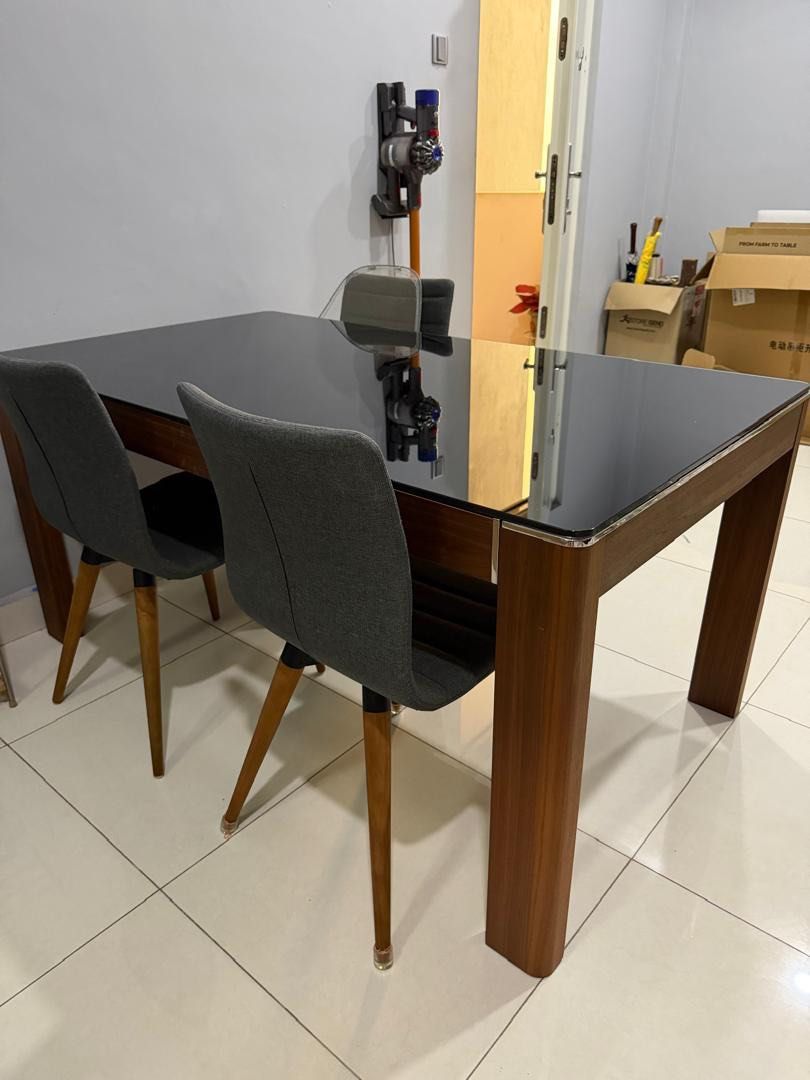Dining table (Category: Tables & Sets) located in Tanjung Bungah. Submitted by trynomon (Listing ID 1437337573, Image 1). Description: Dining table for sell, self pick up In Penang island .