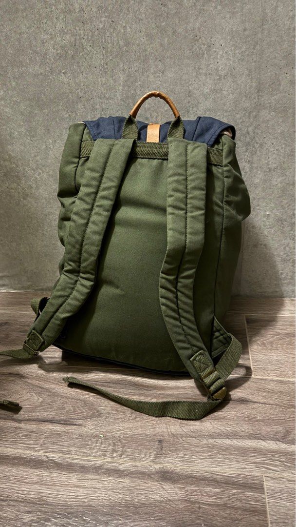 Doughnut Backpack （分類：背包）位於 Hong Kong。 由 hwh43 提交（商品編號 1371085508，圖片 2）。簡介： W30cm, D15cm, H40cm 有放laptop位 多暗袋適合放細件 正常使用痕跡 冇明顯傷痕。
