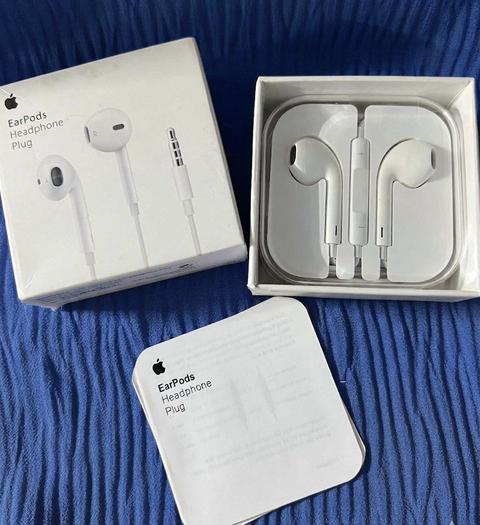 Earphone Jack Type 3.5mm (Category: Earphones) located in Manila. Submitted by as_onlineshop11 (Listing ID 1437390635, Image 1). Description: .