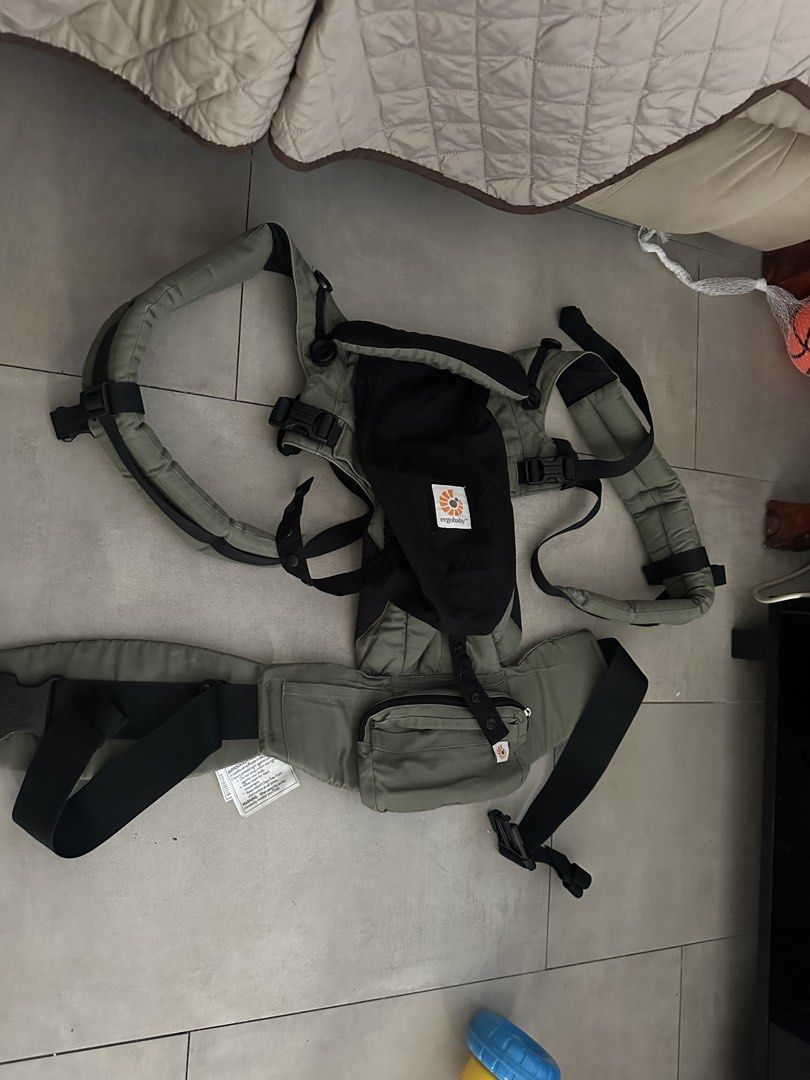 Ergobaby Baby Carrier (Category: Carriers & Slings) located in Manila. Submitted by pure.brown.sugar (Listing ID 1437303158, Image 1). Description: - Ergobaby baby carrier - Black and green color scheme - Adjustable straps - Comfortable design for parent and baby - Front pocket for small items - Well-maintained and ready to use.