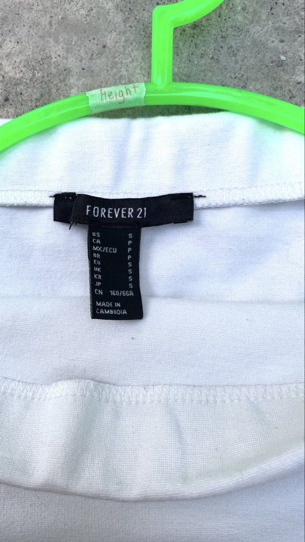 Forever 21 White Mini Skirt - Size S (Category: Skirts) located in Manila. Submitted by jn.fashion45 (Listing ID 1437304361, Image 2). Description: - Forever 21 mini skirt - Size: S - Color: White - Design: Classic with side slit - Made in Cambodia - Versatile for different outfits.