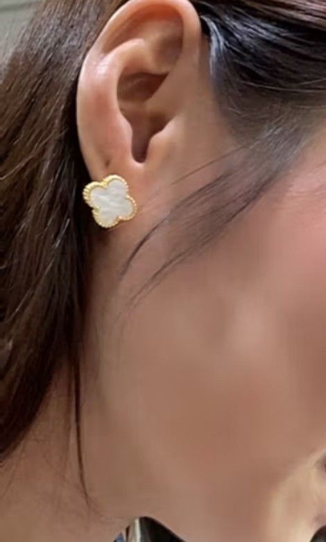 Four Leaf Clover Earrings with box (Category: Earrings) located in Pasig City. Submitted by howsofpreloved (Listing ID 1437216034, Image 2). Description: Four-Leaf Clover Earrings with box Add elegance and positive energy to your everyday style with the Heart & Co. Clover Collection ✨Known for its elegant and luxurious appearance, the cloverleaf design has become a favorite accessory style for women who love classy, minimalist jewelry with meanin