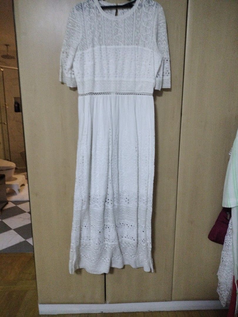 French Connection White Lace Maxi Dress (Category: Dresses) located in Taguig. Submitted by gominimal23 (Listing ID 1437334048, Image 2). Description: - French Connection white lace maxi dress - UK size 12 / US size 8 - Features: - Round neckline - Short sleeves - Fitted waist - Beautiful lace design - Ideal for special occasions and summer.